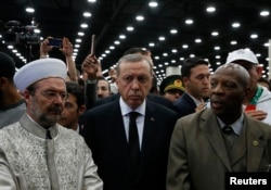 Tổng thống Thổ Nhĩ Kỳ Recep Tayyip Erdogan (giữa) đến tham dự lễ Jenazah cầu nguyện cho nhà vô địch quyền Anh Muhammad Ali ở Louisville, bang Kentucky, Mỹ, ngày 9/6/2016.