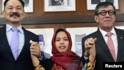 Siti Aisyah (tengah), yang dituduh membunuh Kim Jong Nam, saudara tiri pemimpin Korea Utara, menghadiri konferensi pers bersama Menteri Hukum dan Ham Yasonna Laoly di Kedutaan Besar Malaysia di Kuala Lumpur, 11 Maret 2019. 