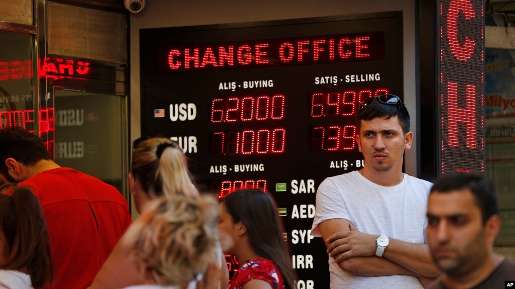 La gente hace cola en una casa de cambio en Estambul el martes, 14 de agosto de 2018.