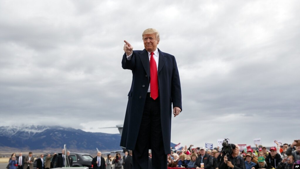 El presidente Donald Trump llega al aeropuerto internacional Gallatin Field en Belgrade, Montana., para un mitin electoral. Noviembre 3, 2018.