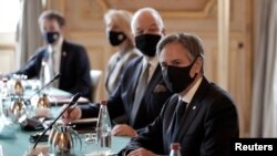 Menlu AS Antony Blinken menghadiri pertemuan dengan Menlu Prancis Jean-Yves Le Drian (tidak nampak di dalam gambar) di Paris, Prancis, 5 Oktober 2021. (Lewis Joly/Pool via REUTERS).