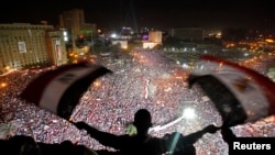 Warga penentang presiden terguling Mohamed Morsi dalam demonstrasi massal untuk mendukung militer di Alun-Alun Tahrir, Kairo (26/7). (Reuters/Mohamed Abd El Ghany)