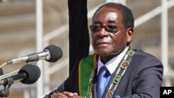 Zimbabwean President Robert Mugabe looks on during Defense Force Day Commemorations in Harare, (file photo - 10 Aug. 2010)