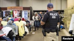 Suasana penggerebekan pabrik pemrosesan tanaman pertanian di Mississippi, 7 Agustus 2019. (Foto: dok)