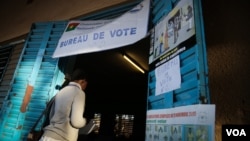 2015年11月29日布基納法索瓦加杜古: 選民進入投票站
