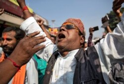 Seorang penganut agama Hindu merayakan keputusan Mahkamah Agung di Ayodhya, India, 9 November 2019. (Foto: REUTERS/Danish Siddiqui)