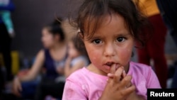 Devojčica iz Meksika stoji u redu na granici sa svojim roditeljima, kako bi svi prešli u SAD i zatražili azil (Foto: Reuters/Jose Luis Gonzalez)
