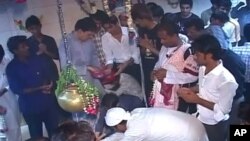 کراچی کے مندر میں مذہبی رسومات میں مصروف ہندو