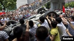 En Shenzhen, los manifestantes chinos volcaron un auto de marca japonesa.