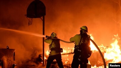 Les Incendies Devastateurs Restent Hors De Controle En Californie