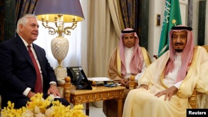 Ngoại trưởng Rex Tillerson nói chuyện với Vua Ả rập Xê- út Salman trước cuộc họp tại Riyadh, Ả rập Xê- út, ngày 22/10/2017.