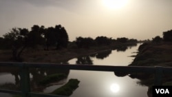 Coucher du soleil sur la Komadougou, rivière séparant le nord du Nigéria au Niger