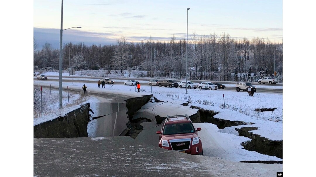 Un auto atrapado en un sector colapsado de una rampa de Minnesota Drive en Anchorage, Alaska, el 30 de noviembre de 2018.