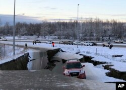 Un auto atrapado en un sector colapsado de una rampa de Minnesota Drive en Anchorage, Alaska, el 30 de noviembre de 2018.