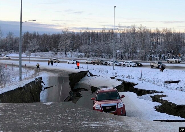 Un auto atrapado en un sector colapsado de una rampa de Minnesota Drive en Anchorage, Alaska, el 30 de noviembre de 2018.