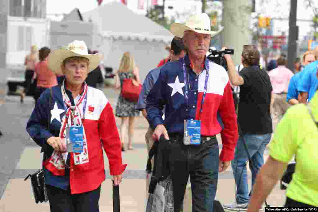 نماینده های انتخاباتی از تگزاس که لباسی به رنگ پرچم ایالت شان پوشیده اند.&nbsp;