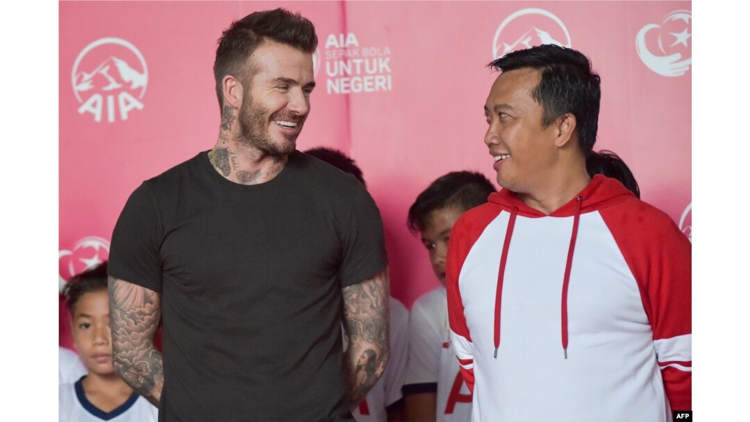 Menteri Pemuda dan Olahraga Imam Nahrawi bersama mantan pemain sepak bola profesional David Beckham dalam acara amal di Jakarta, 25 Maret 2018. (Foto: Adek Berry/AFP)