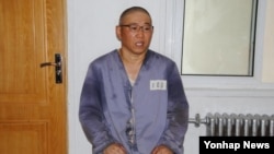북한의'특별교화소'에 수감 중인 한국계 미국인 케네스 배 씨가 이달 초 재일본 조선인총연합회 기관지 '조선신보'와 인터뷰 하고 있다.