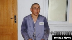 북한의'특별교화소'에 수감 중인 한국계 미국인 케네스 배 씨가 재일본 조선인총연합회 기관지 '조선신보'와 인터뷰 하고있는 모습.