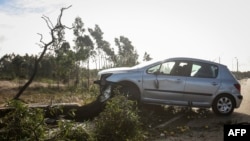 Mobil yang rusak akibat badai Leslie terlihat di Figueira da Foz, Portugal, 14 Oktober 2018.