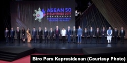 Foto bersama Presiden Joko Widodo dengan para kepala negara peserta KTT ASEAN di Manila, Filipina, Senin, 13 November 2017.