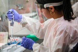 Para ilmuwan bekerja di laboratorium yang menguji sampel COVID-19 di Departemen Kesehatan Kota New York, 23 April 2020. (Foto: Reuters / Brendan McDermid)