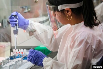 Para ilmuwan bekerja di laboratorium yang menguji sampel COVID-19 di Departemen Kesehatan Kota New York, 23 April 2020. (Foto: Reuters / Brendan McDermid)