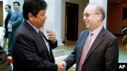 An U.S. Assistant Secretary of State for East Asian and Pacific Affairs Daniel Russel, right, shakes hands with Cambodian Secretary of State of Foreign Ministry Ouch Borith, front left, after a meeting, in Phnom Penh, Cambodia, Tuesday, Jan. 27, 2015. 