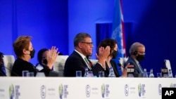 제26차 유엔기후변화협약 당사국총회(COP26)의 알록 샤르마 의장 등 대표단이 13일 글래스고 폐막 행사에서 박수를 치고 있다.