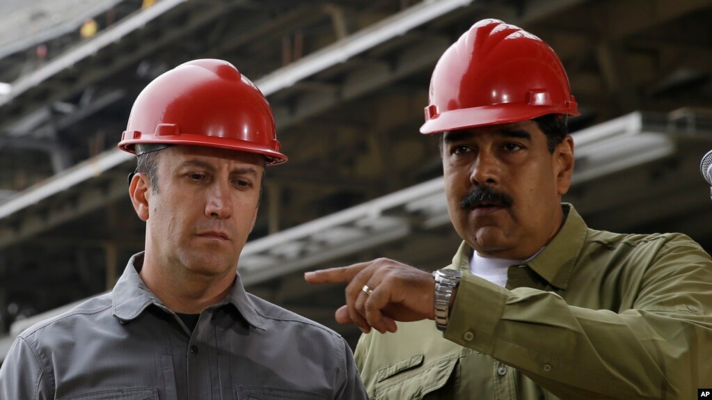 ARCHIVO: El exministro de Petróleo de Venezuela, Tareck El Aissami, junto al presidente Nicolás Maduro, en una foto del 18 de mayo de 2028.