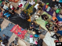 Migranti iz Hondurasa u karavanu odmaraju se na glavnom trgu u Pidžidžijapanu u državi Čijapas.