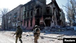 Uništene stambene zgrade u Marijupolju