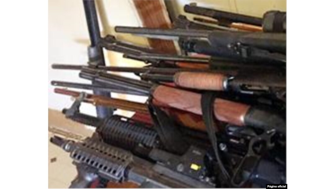 Armas confiscadas en operación antipandillas de la policía de inmigración de EE.UU. entre abril y mayo.