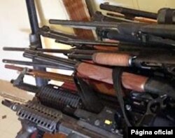 Armas confiscadas en operación antipandillas de la policía de inmigración de EE.UU. entre abril y mayo.