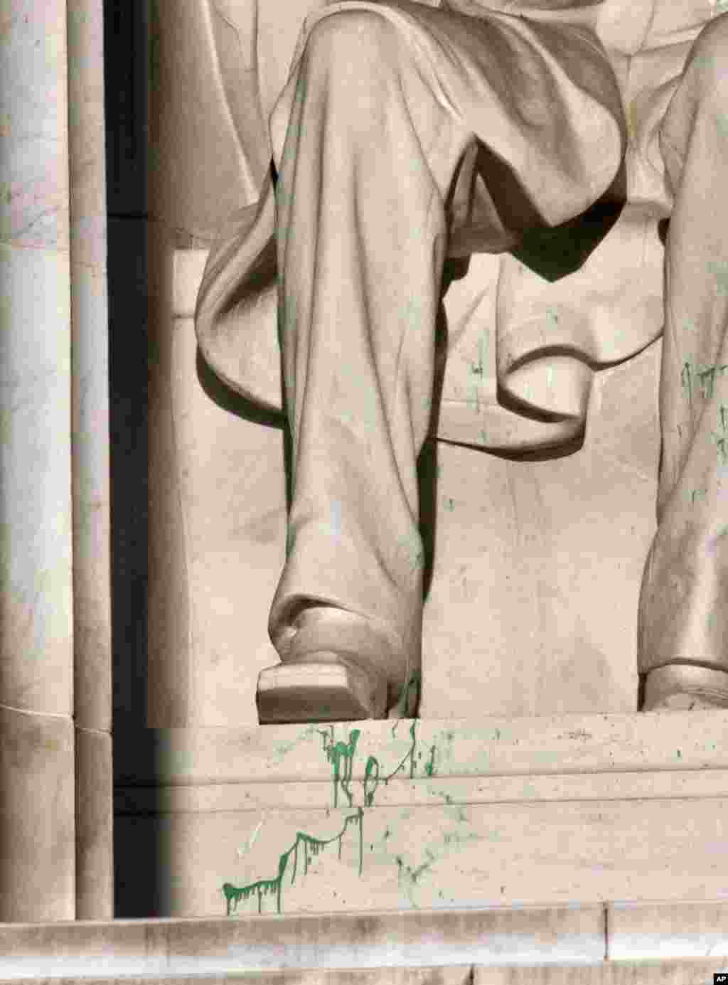El monumento Abraham Lincoln, en Washington, permaneció cerrado por algunas horas este viernes, luego de que un visitante manchara la estatua con pintura verde.