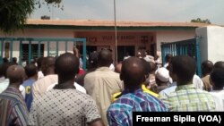 Assemblée générale des commerçants du PK5 devant la mairie du 3e arrondissement, Bangui, le 18 février 2017. (VOA/Freeman Sipila)