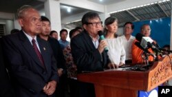 Cambodia National Rescue Party (CNRP) lawmakers, Son Chhay, center left, Mu Sochua, center right, together lead a press conference at the party headquarters, in Phnom Penh, Cambodia, Sept. 12, 2017.