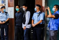 香港警察逮捕了支聯會成員之一梁錦偉（左二）。（2021年9月9日）