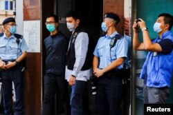 香港警察逮捕了支联会成员之一梁锦伟（左二）。（2021年9月9日）