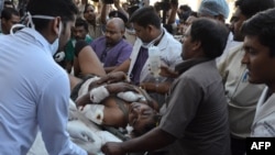 Indian volunteers and medical personnel carry an injured soldier of the Central Reserve Police Force (CRPF) into the Ramkrishna Care Hospital in Raipur following a suspected Maoist attack in the central Indian state of Chhattisgarh, March 11, 2014.