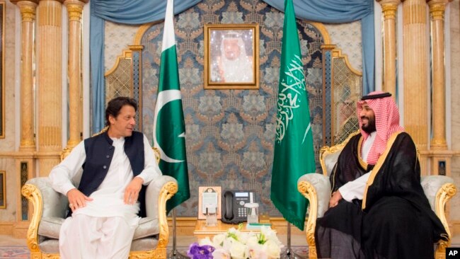 沙特国家新闻机构放出的照片中，巴基斯坦总理伊姆兰·汗和沙特王子穆罕默德·本·萨勒曼在沙特阿拉伯吉达市举行会谈。2018年9月19日