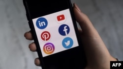 Gambar ilustrasi ini menampilkan logo aplikasi media sosial dari Linkedin, YouTube, Pinterest, Facebook, Instagram dan Twitter yang ditampilkan di sebuah ponsel pintar. (Foto: AFP)