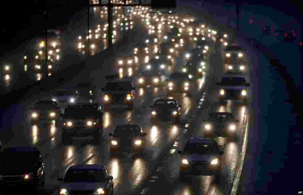 Motorists drive north in the rain on Interstate 270 out of Washington, DC, Nov. 26, 2013, two days before the Thanksgiving holiday.