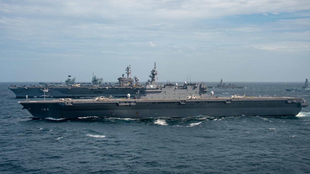 美国航母打击群与日本直升机航母在南中国海进行联合演习
