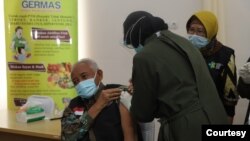 Bupati Sleman Sri Purnomo ketika menerima suntikan vaksin Sinovac, Kamis 14 Januari 2021 lalu. (Foto: Dinkes Sleman)