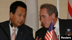 FILE - U.S. Trade Representative Michael Froman (R) speaks with Japan's Economics Minister Akira Amari as they take their seats before a news conference with other pacific rim ministers to conclude the Trans-Pacific Partnership (TPP) Ministerial meeting in Singapore, May 20, 2014.