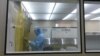 Un technicien de l'Institut Pasteur de Dakar, au Sénégal, stérilise l'un des laboratoires où le vaccin contre la fièvre jaune est fabriqué. (VOA / J. Lazuta)
