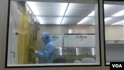 A technician at the Institut Pasteur in Dakar, Senegal, sterilizes one of the labs where the yellow fever vaccine is made. (VOA / J. Lazuta)