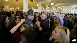 Manifestantes llenaron las galerías de la rotonda de las dos cámaras de la legislatura de Carolina del Norte para protestar las medidas de la mayoría republicana.