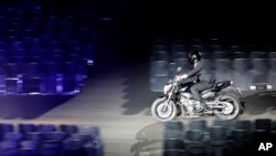 Pada upacara pembukaan Asian Games 2018, penonton dihibur dengan penampilan Presiden Joko Widodo yang ala “Mission Impossible” dengan mengendarai sepeda motor (foto: dok).